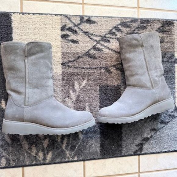 UGG  Amie - Classic Slim Water Resistant Short Women's Boot. 8 1/2 M, Grey suede - Picture 4 of 6